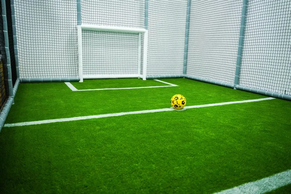 Campo de futbol con cesped artifical en la sala Play, Ohana Park Jaén