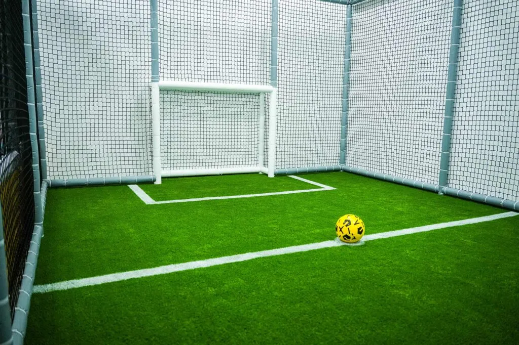 Campo de futbol con cesped artifical en la sala Play, Ohana Park