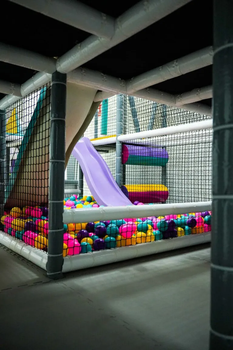 Piscina de bolas con toboganes, rollos en Ohana Park Jaén