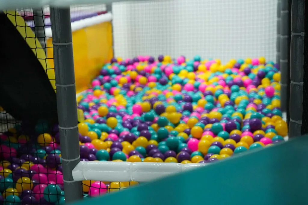 Piscina de bolas para que puedan disfrutas los mas pequelños, solo en Ohana Park Jaén