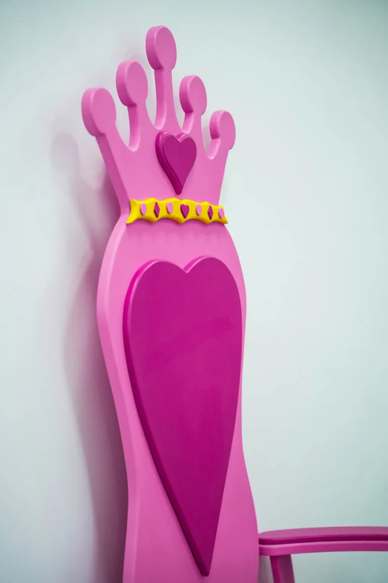 Silla de reina para celebar cumpleaños infantiles Ohana Park Jaén