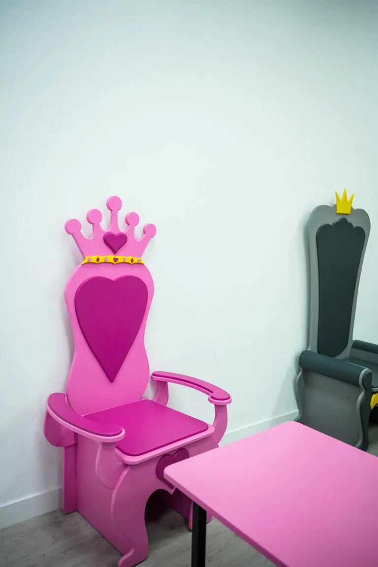 Silla de reina en la sala play Ohana Park Jaén