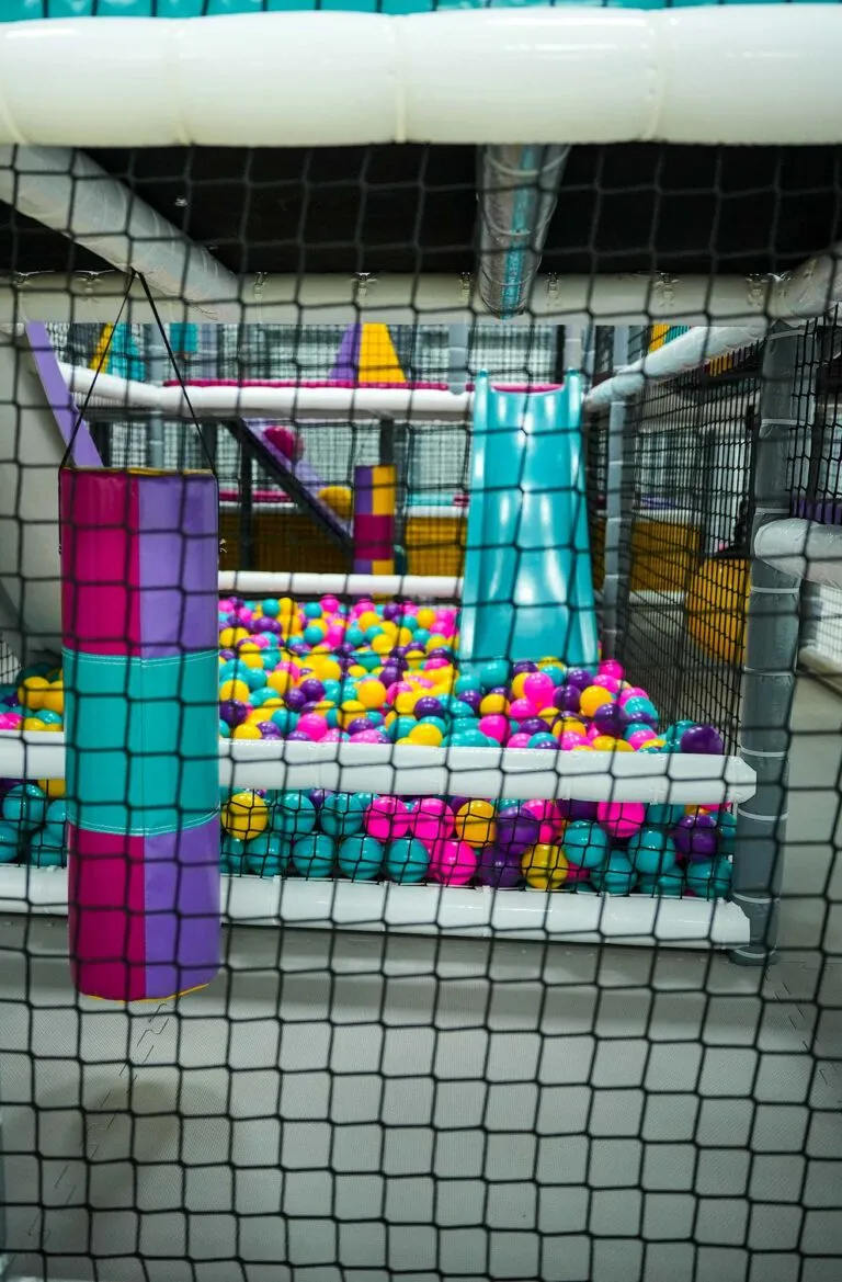 Tobogan dentro de la piscina de bolas para niños, celebrar cumpleaños en Ohana Park Jaén