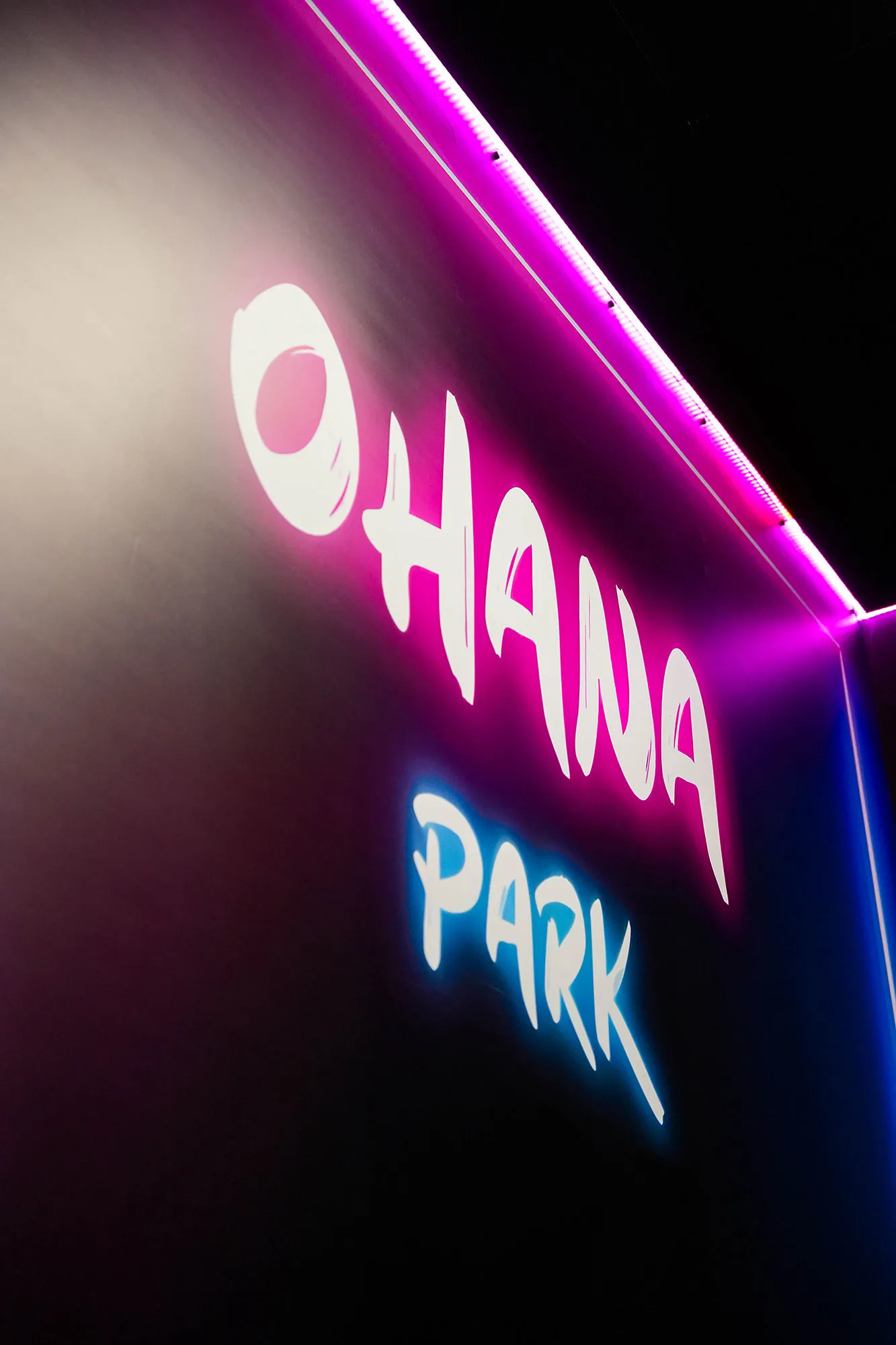 Logo de Ohana Park con luces led